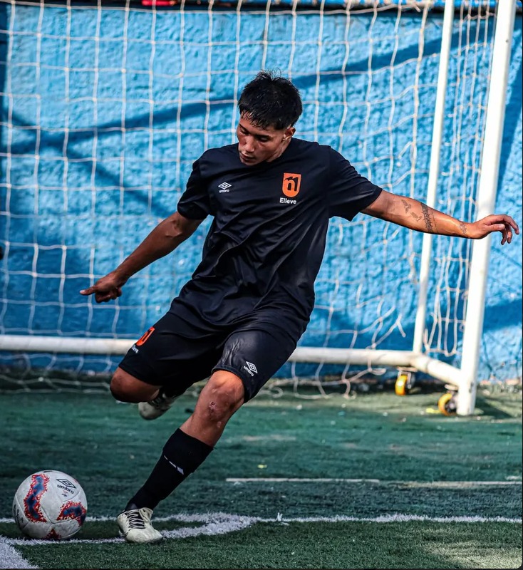 Ariel em campo de futebol